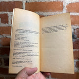 A Reader’s Guide to Science Fiction - Baird Searles - 1979 Avon Books Paperback - Stanislaw Fernandes Cover