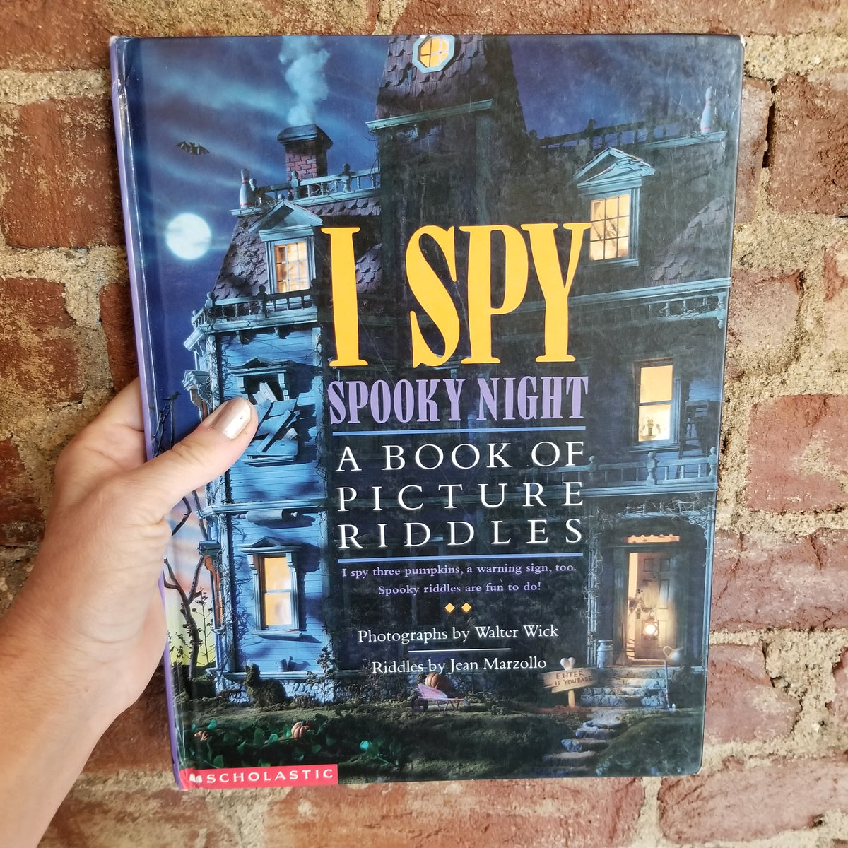 I Spy Spooky Night: A Book of Picture Riddles Jean Marzollo 1996 Car –  Postmarked from the Stars