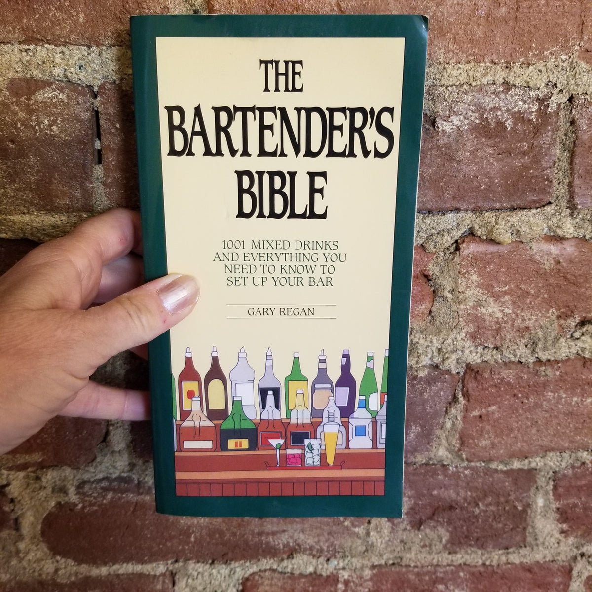 The Bartender's Bible: 1001 Mixed Drinks and Everything You Need to Know to Set Up Your Bar [Book]