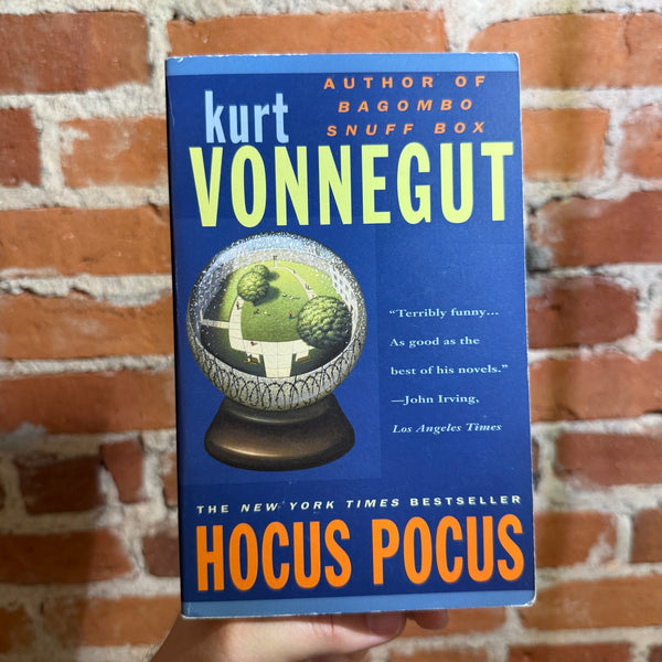 Hocus Pocus - Kurt Vonnegut - 1997 Berkley Trade Paperback