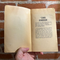 Holding Wonder - Zenna Henderson - 1972 Avon Books Paperback