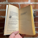 The Hitchhiker's Guide to the Galaxy - Douglas Adams - Paperback Edition