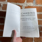 Chasing New Horizons: Inside the Epic First Mission - Alan Stern & David Grinspoon - Paperback