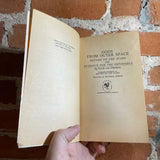 Gods From Outer Space - Erich Von Däniken - Paperback