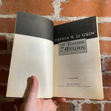 The Tombs of Atuan (Earthsea Cycle #2) - Ursula K. Le Guin - 2001  Aladdin Paperback