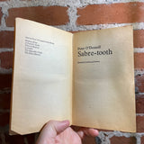 Sabre-Tooth - Modesty Blaise - Peter O’Donnell - 1967 Pan Books Paperback