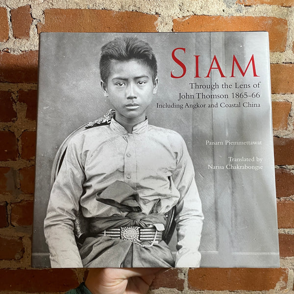 Siam: Through the Lens of
John Thomson 1865-66
Including Angkor and Coastal China - Paisarn Piemmettawat - 2015 River Books Hardback