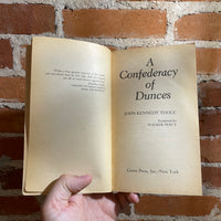 A Confederacy of Dunces - Toole, John Kennedy: 9780807126066 A Confederacy of Dunces - Toole, John Kennedy: 9780807126066