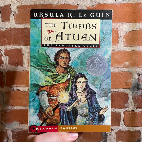 The Tombs of Atuan (Earthsea Cycle #2) - Ursula K. Le Guin - 2001  Aladdin Paperback
