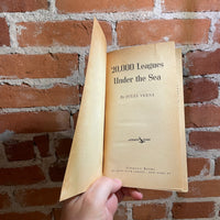 Twenty Thousand Leagues Under the Sea - Jules Verne - 1963 Airmont Books Paperback