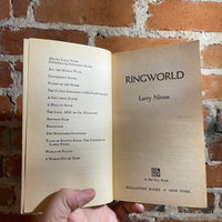 Ringworld - Larry Niven - 1983 Don Davis Cover Art Paperback Edition