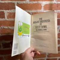 The Wright Brothers at Kitty Hawk - Donald J. Sobol - Scholastic Paperback