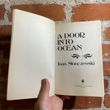 A Door Into Ocean - Joan Slonczeweski - 2000 Orbit Books Paperback - Alan Pollack Cover