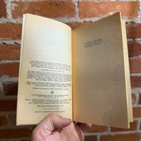 Coma - Robin Cook - 1977 1st Signet Books Paperback - Paul Bacon Cover