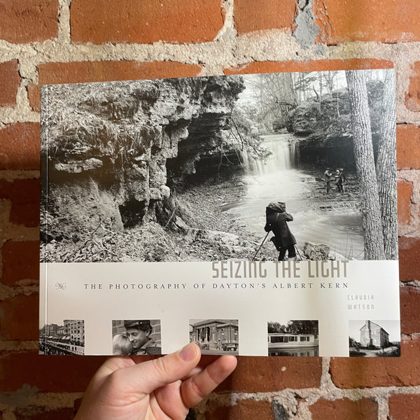 Seizing the Light: The Photography of Dayton’s Albert Kern - Claudia Watson - 2004 Softcover