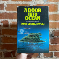 A Door Into Ocean - Joan Slonczewski - 1986 Hardback BCE - Ron Walotsky Cover