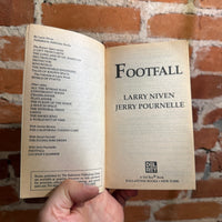 Footfall - Larry Niven & Jerry Pournelle - 1986 Del Rey Paperback - Michael Whelan Cover