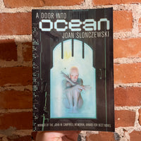 A Door Into Ocean - Joan Slonczeweski - 2000 Orbit Books Paperback - Alan Pollack Cover