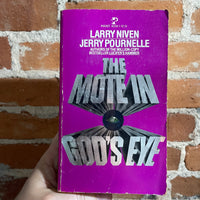 The Mote in God's Eye - Larry Niven & Jerry Pournelle 1974 Pocket Books Paperback - Purple Cover