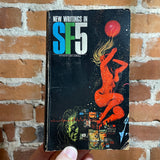 New Writings in SF5 - Edited by John Carnell - 1970 Bantam Books Paperback - Dean Ellis Cover
