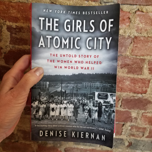 The Girls of Atomic City: The Untold Story of the Women Who Helped Win World War II - Denise Kiernan (2014 Paperback Edition)