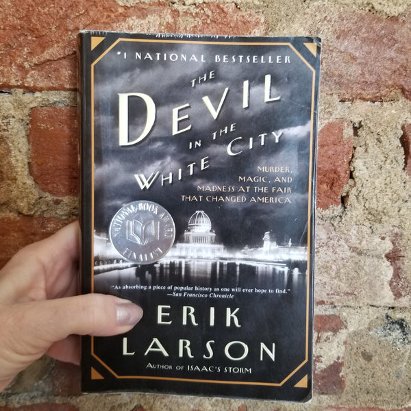 The Devil in the White City: Murder, Magic, and Madness at the Fair That Changed America - Erik Larson (2003 Vintage Books paperback)