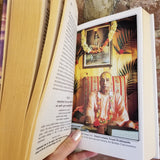 Bhagavad-gita As It Is: Complete Edition with original Sanskrit text, Roman transliteration, English equivalents, translation and elaborate purports - A.C. Bhaktivedanta Swami Prabhupāda (1994  The Bhaktivedanta Hardback)