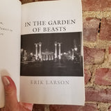 In the Garden of Beasts: Love, Terror, and an American Family in Hitler's Berlin - Erik Larson 2011 Broadway Paperback