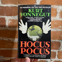 Hocus Pocus - Kurt Vonnegut Jr. - 1991 Berkley Books Hole with picture cover Paperback