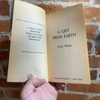 A Gift from Earth - Larry Niven - 1971 Ballantine Books Paperback Edition - Rick Sternbach Cover