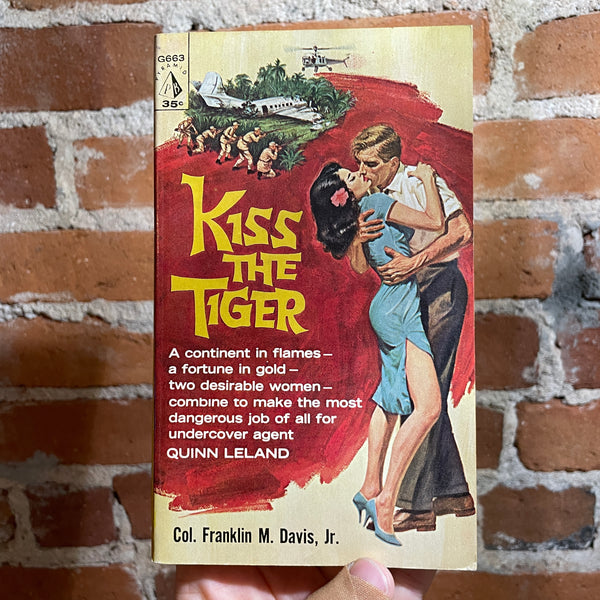 Kiss The Tiger - Col. Franklin M. Davis, Jr. - Paperback