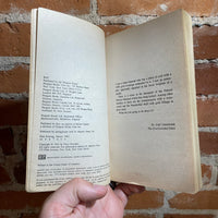 Strata - Terry Pratchett - 1983 1st Printing Penguin Books Paperback