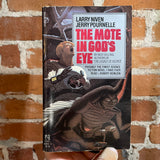 The Mote in God's Eye - Larry Niven & Jerry Pournelle Pocket Books Paperback