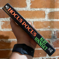 Hocus Pocus - Kurt Vonnegut Jr. - 1991 Berkley Books Hole with picture cover Paperback