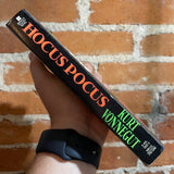 Hocus Pocus - Kurt Vonnegut Jr. - 1991 Berkley Books Hole with picture cover Paperback