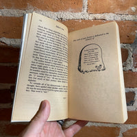 Hocus Pocus - Kurt Vonnegut Jr. - 1991 Berkley Books Hole with picture cover Paperback