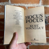 Hocus Pocus - Kurt Vonnegut Jr. - 1991 Berkley Books Hole with picture cover Paperback