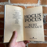 Hocus Pocus - Kurt Vonnegut Jr. - 1991 Berkley Books Hole with picture cover Paperback