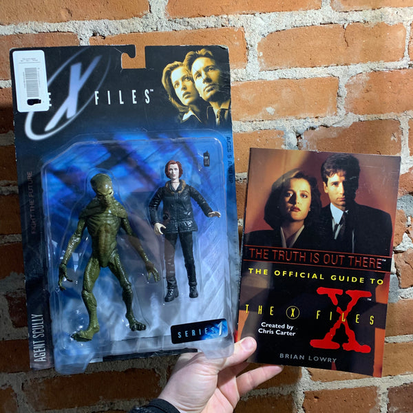 X-Files Scully and Alien Action Figures and The Official Guide to the X-Files - Brian Lowry