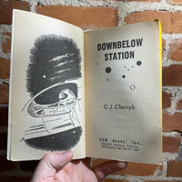 Downbelow Station - C.J. Cherryh - 1981 First Printing Daw Paperback - David B. Mattingly Cover