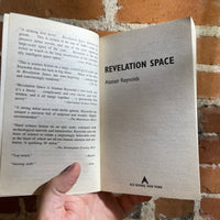 Revelation Space - Alastair Reynolds - 2002 Chris Moore Paperback