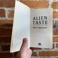 Alien Taste - Wen Spencer - 2001 Roc Paperback Edition